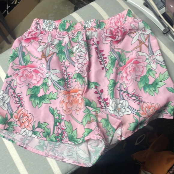 NWOT floral short sleeve vintage like front tie top with marching shorts - Picture 5 of 8